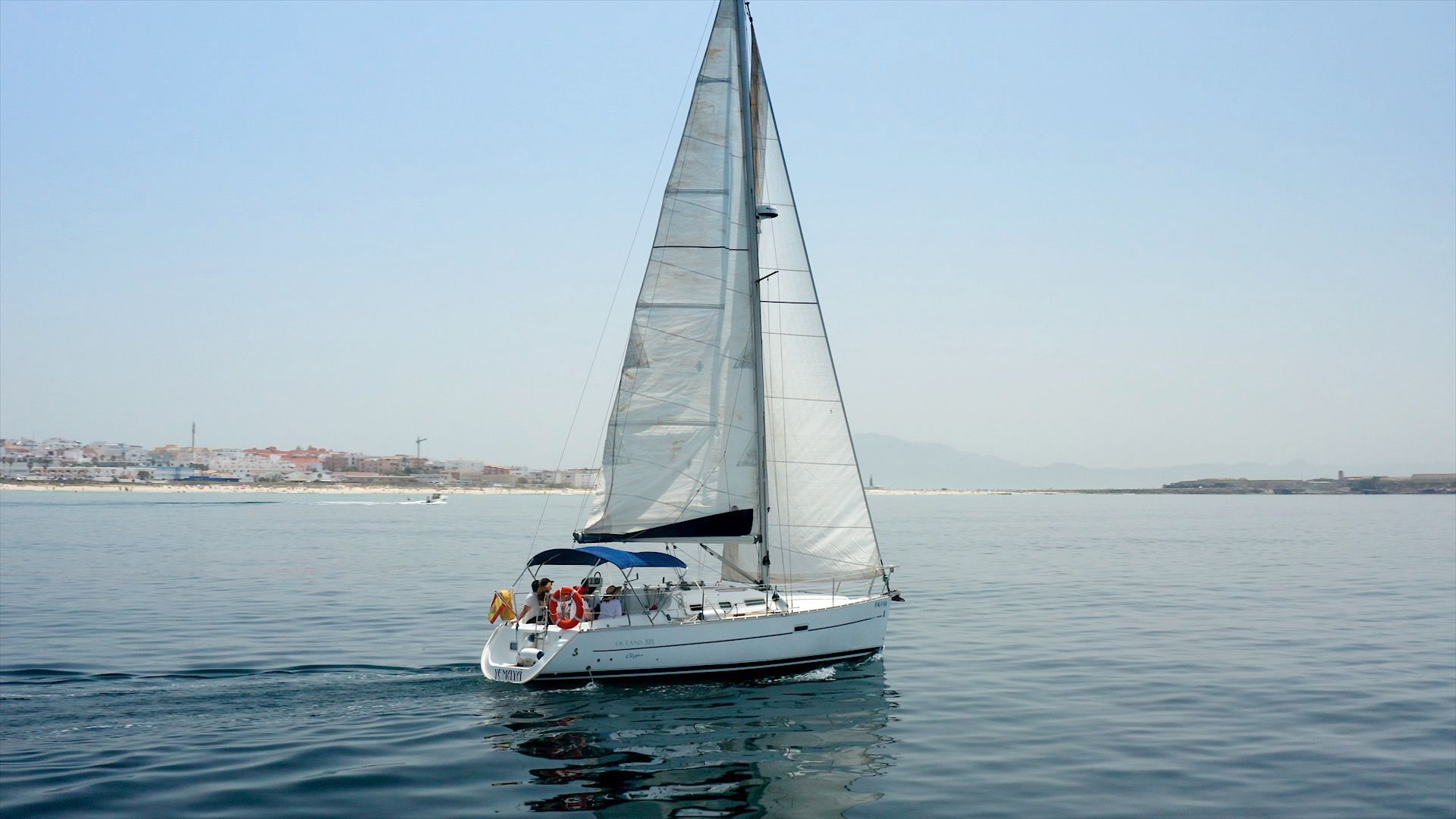 El velero navegando a vela cerca de la costa de Tarifa