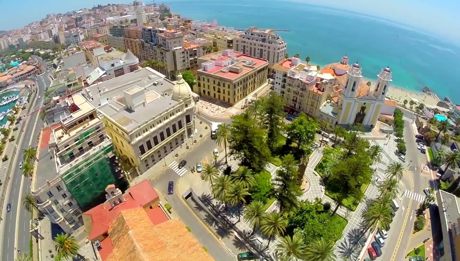 Vista aérea de la Plaza de África y el casco histórico de Ceuta junto al puerto